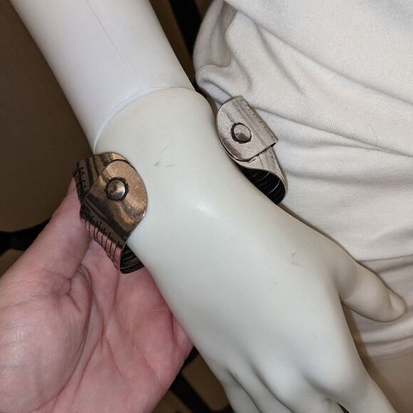 Gorgeous vintage medallion spice colored cuff bracelet - Picture 3 of 7